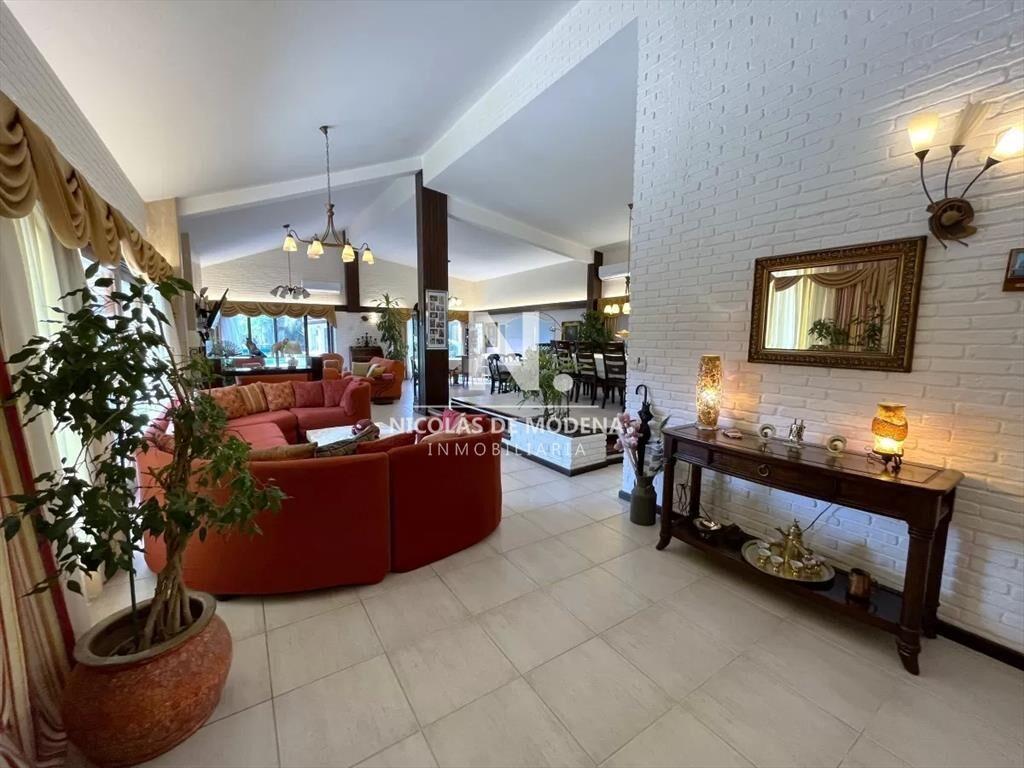 Elegante casa ubicada en  Lugano, Punta del Este