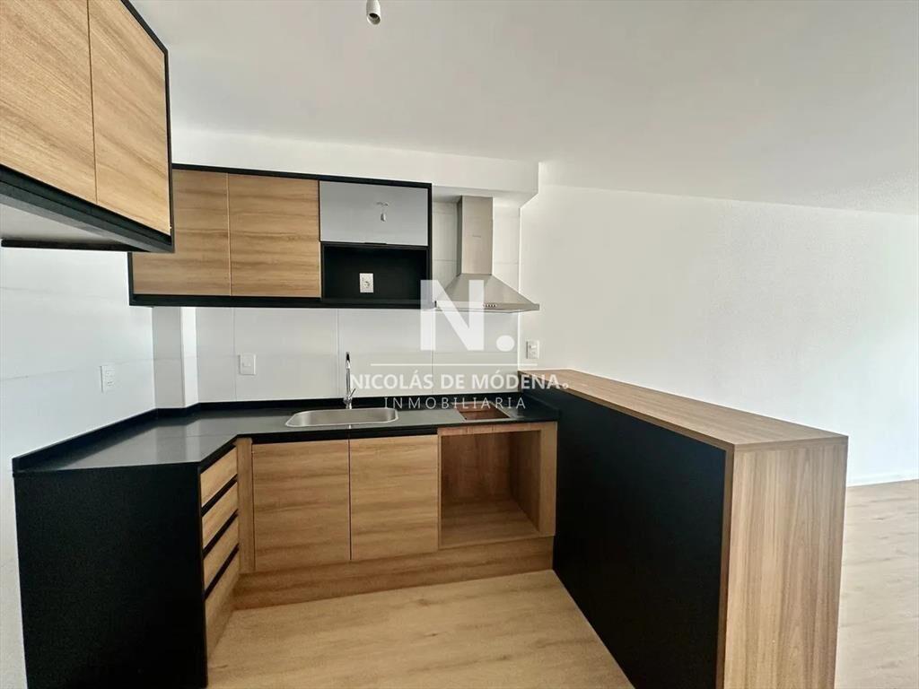 Excelente Apartamento de 1 Dormitorio con Gran Patio a Estr