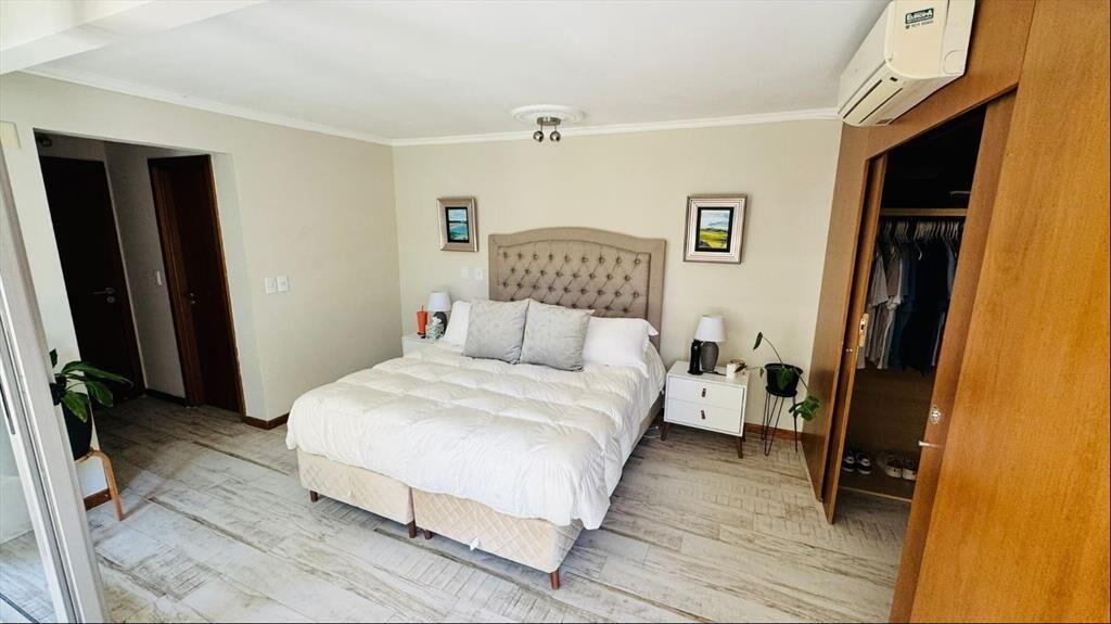 Apartamento tipo casa, 3 dormitorios, 3 baños, serv.completo