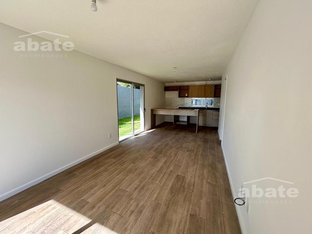 Venta casa de 3 dormitorios, dos baños y cochera doble en L