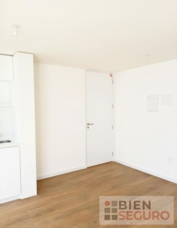 Cómodo monoambiente, planta baja con patio en venta en La B