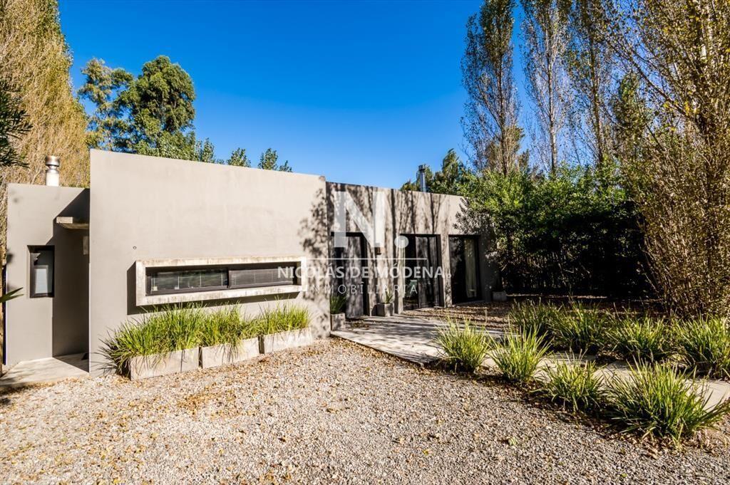 Excelente casa de estilo Minimalista en Barrio La