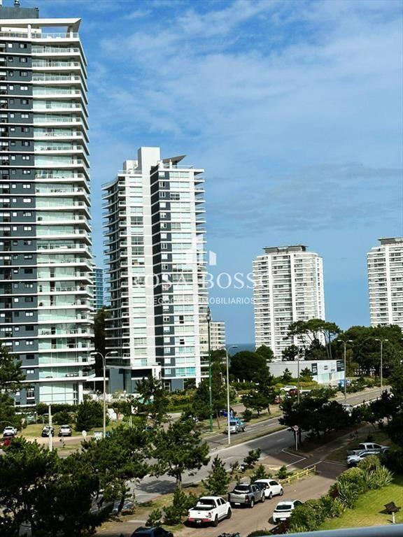 Amplio apartamento en Venta de 3 dormitorios y en