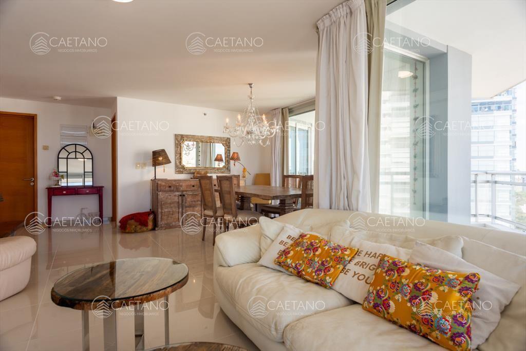 3 y dependencia Sunrise Tower, Piso Alto, Playa