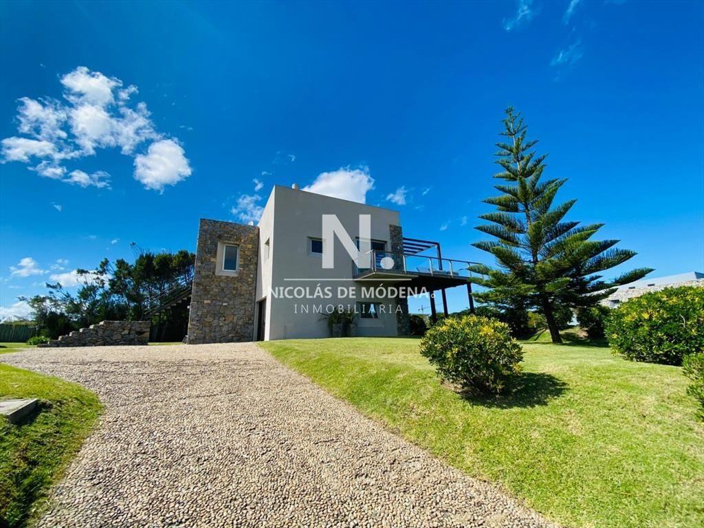 Casa en Venta 3 Suites y Dependencia en Barrio Privado Mana