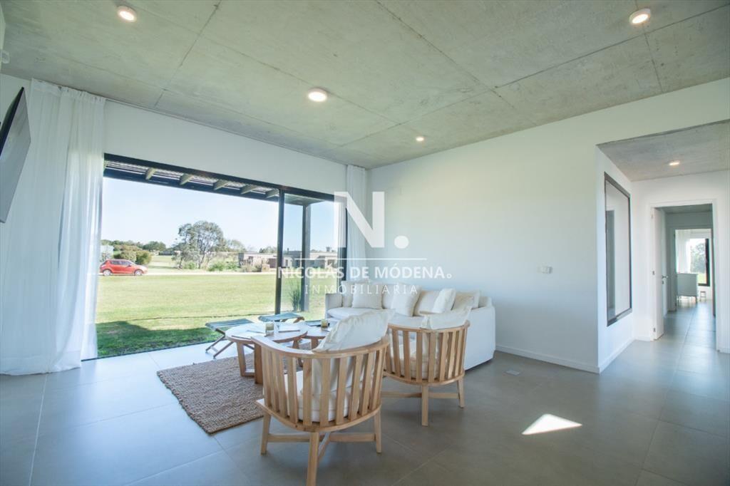 Se vende gran casa en la zona de El Quijote, en 4