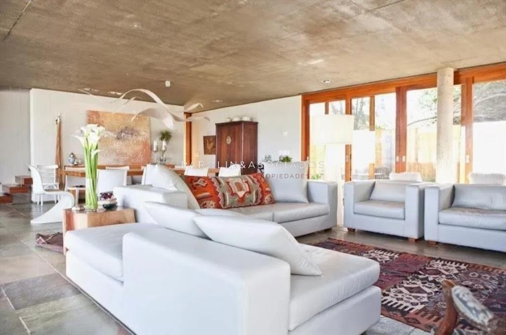 Moderna casa en venta con 3 Suites y piscina en El Chorro,