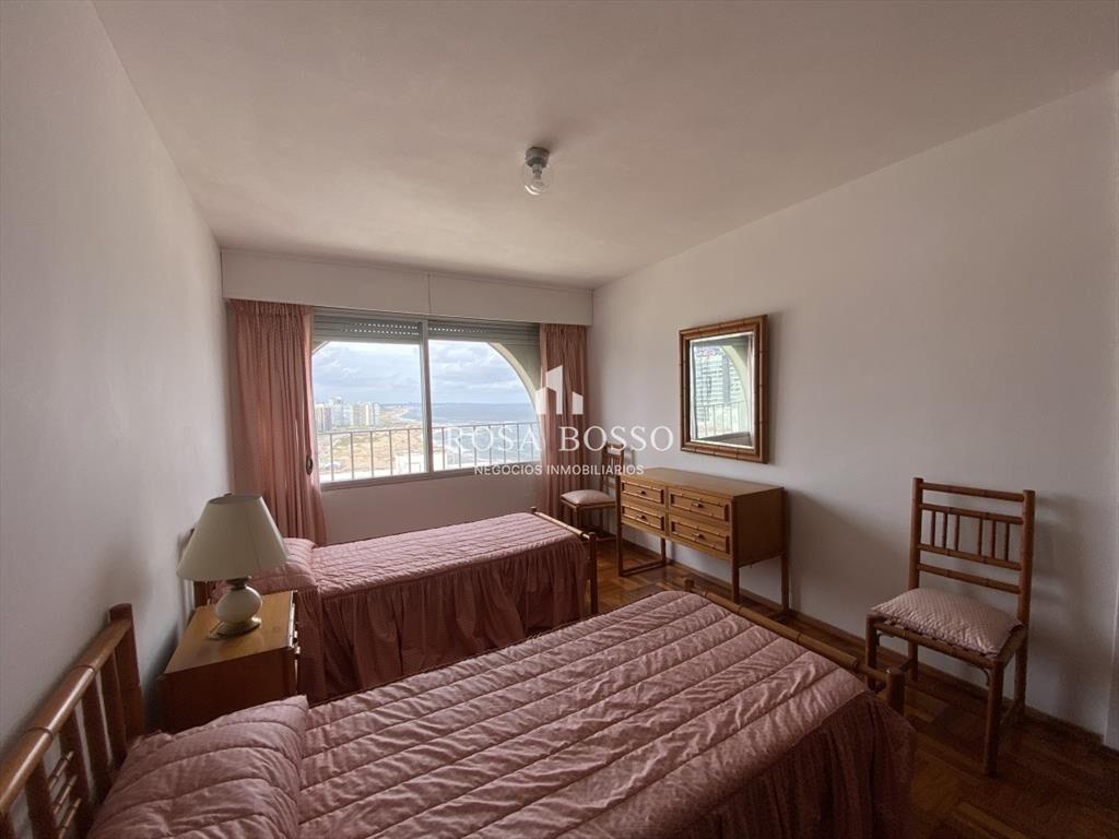 Apartamento a la venta con 4 dormitorios y servicio complet