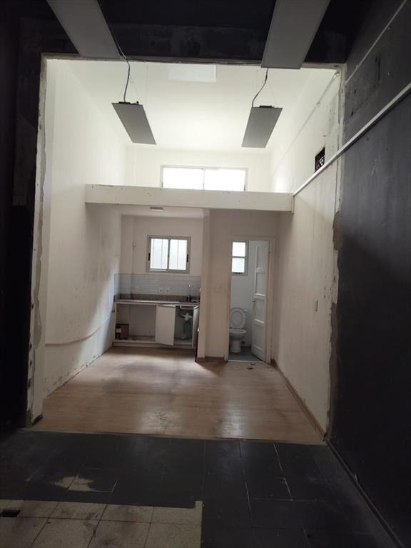 local, 18 de julio frente a la universidad, 70 m2 de salón,