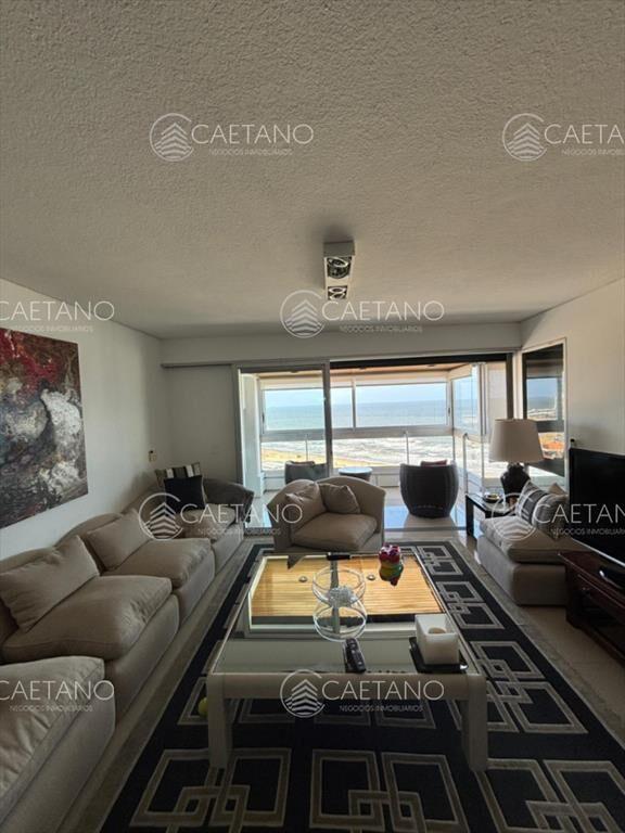 Apartamento en venta, 3 dormitorios. Primera Linea