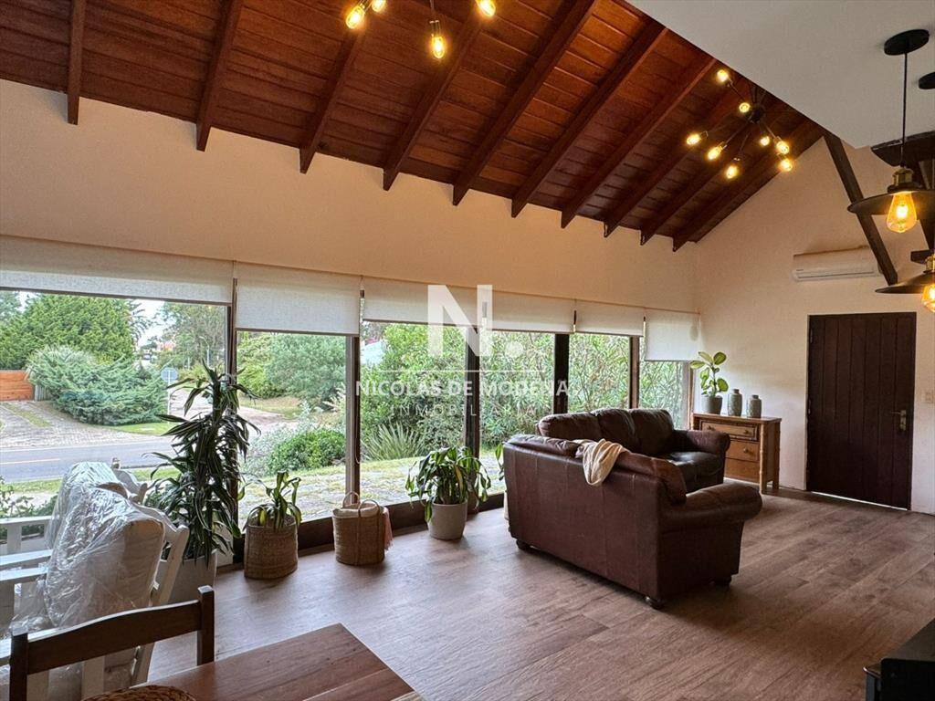 Casa en venta en Pinares de 3 dormitorios, sobre Camino a l