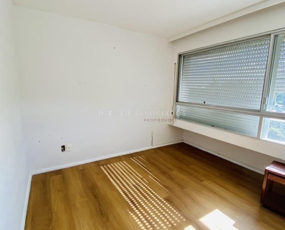 Apartamento de 3 dormitorios en venta en Punta