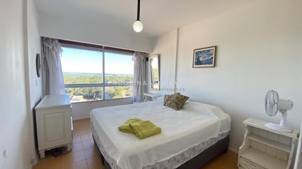Apartamento sobre Av Roosevelt de 2 dormitorios en Venta
