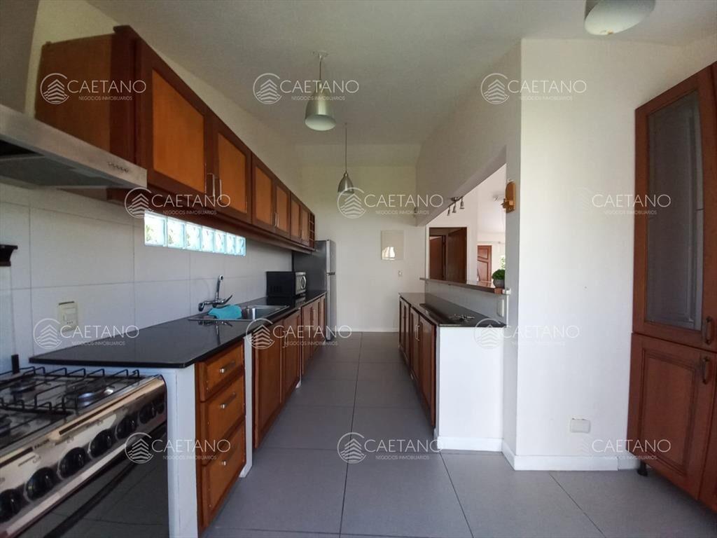 Vende casa de 3 dormitorios totalmente reformada. Con pisci