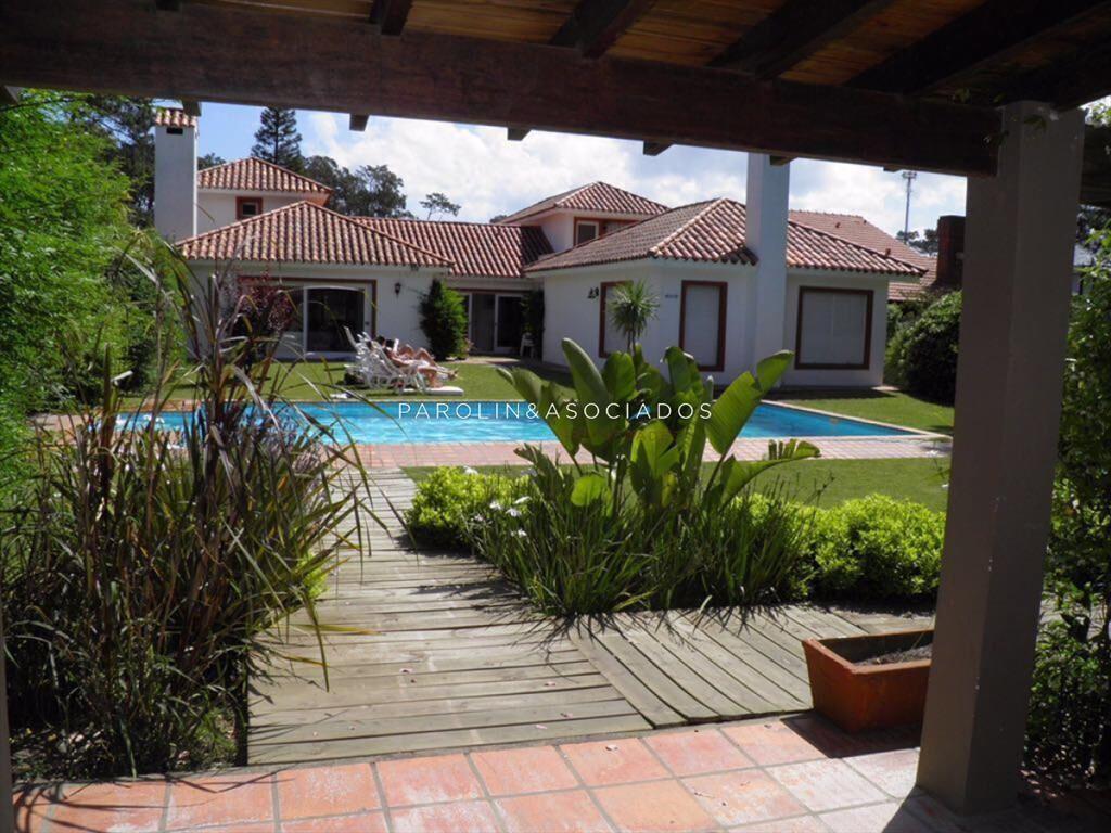 HERMOSA CASA DE 4 DORMITORIOS A LA VENTA.