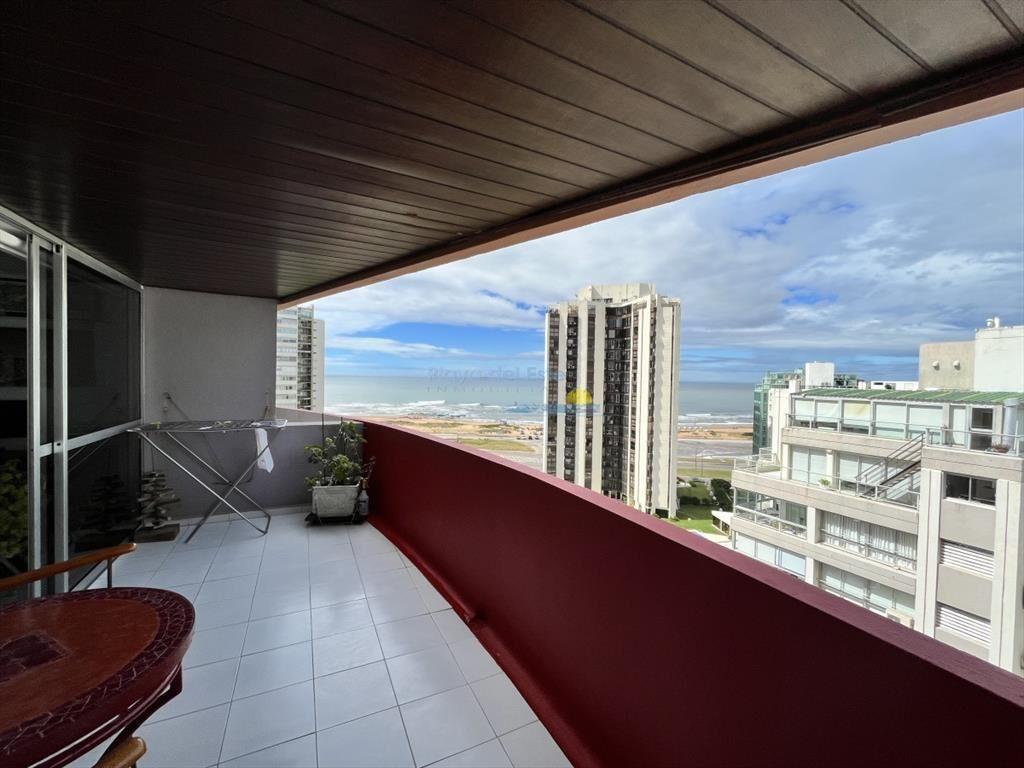 edificio en zona brava, muy cerca de la peninsula
