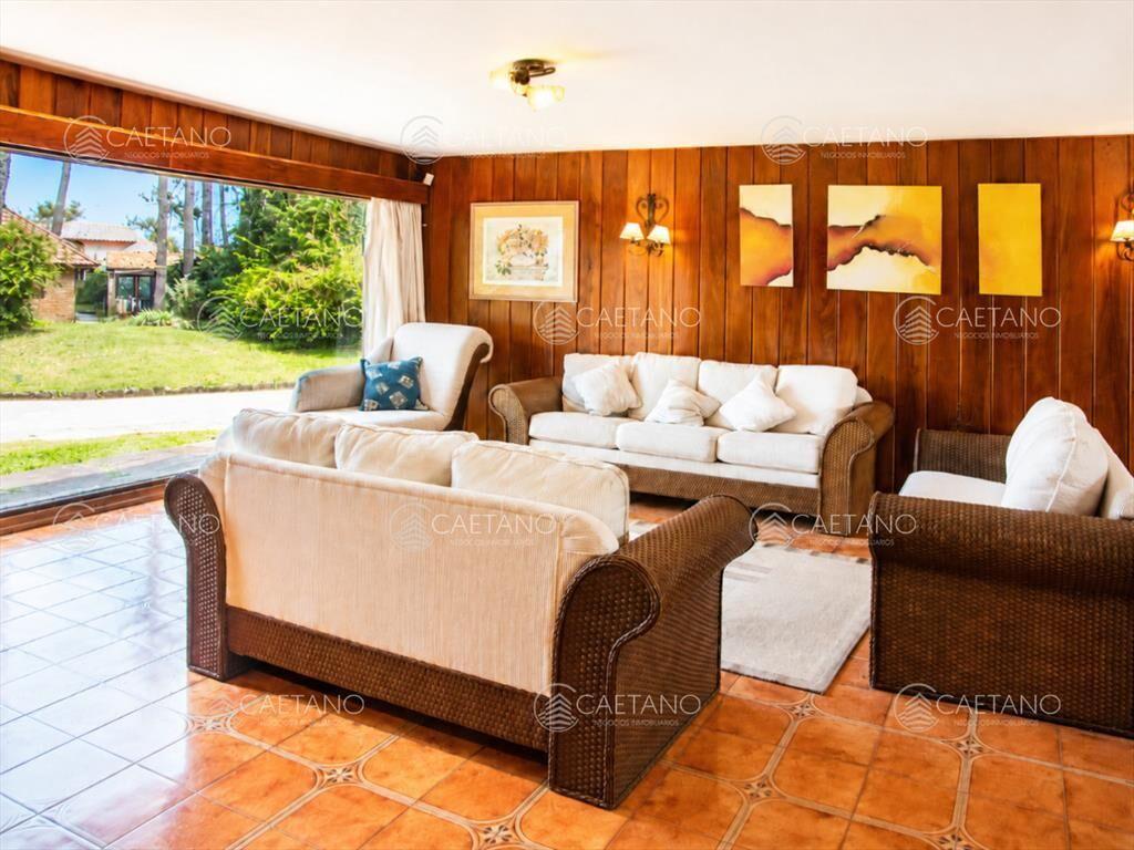 Casa de 4 dormitorios con agradable entorno.