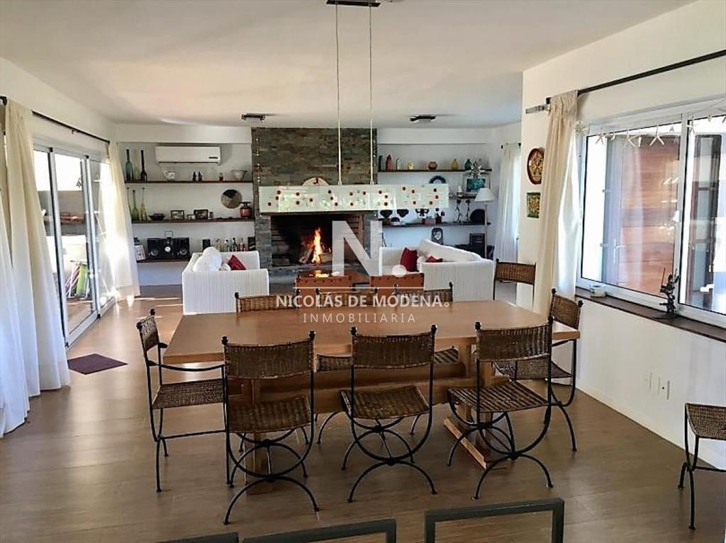 MODERNA CASA A PASOS DE PLAYA MANSA