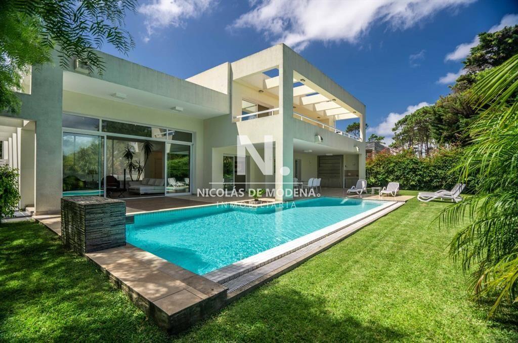 Vende Casa de 2 plantas en Barrio Privado Park-