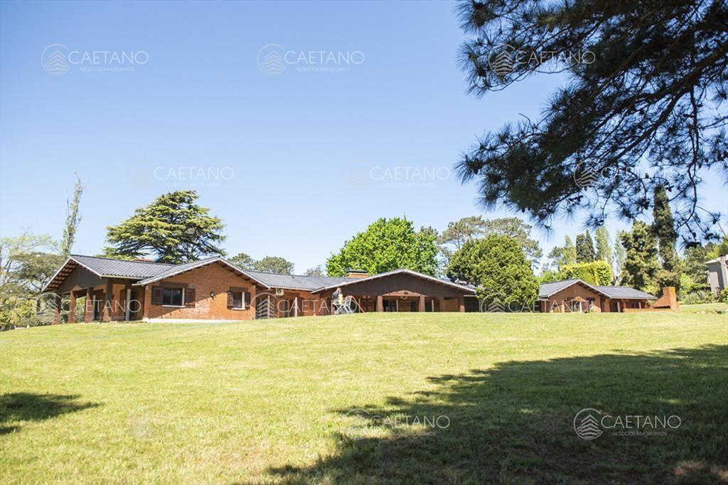 Casa en venta con vista a agradable entorno.