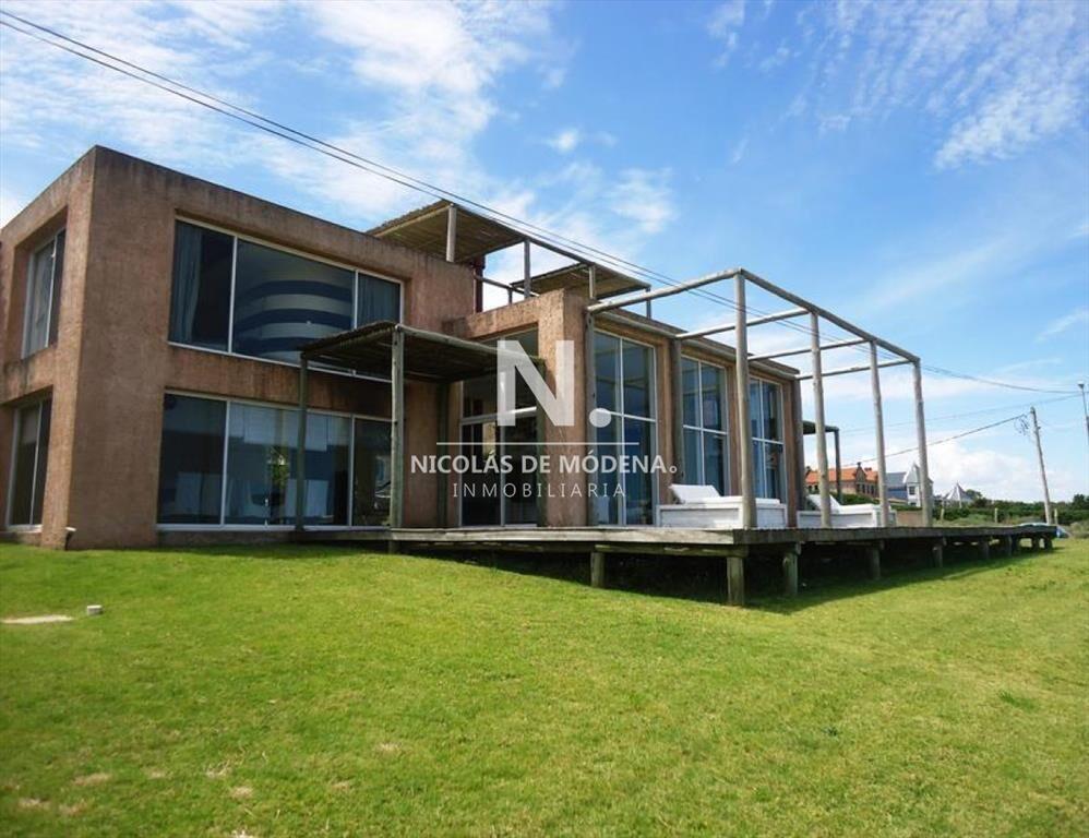 Excelente casa frente al Mar en la zona Montoya de 4 dormit