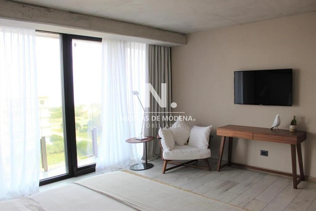 Vende apartamento de 2 dormitorios en Punta del