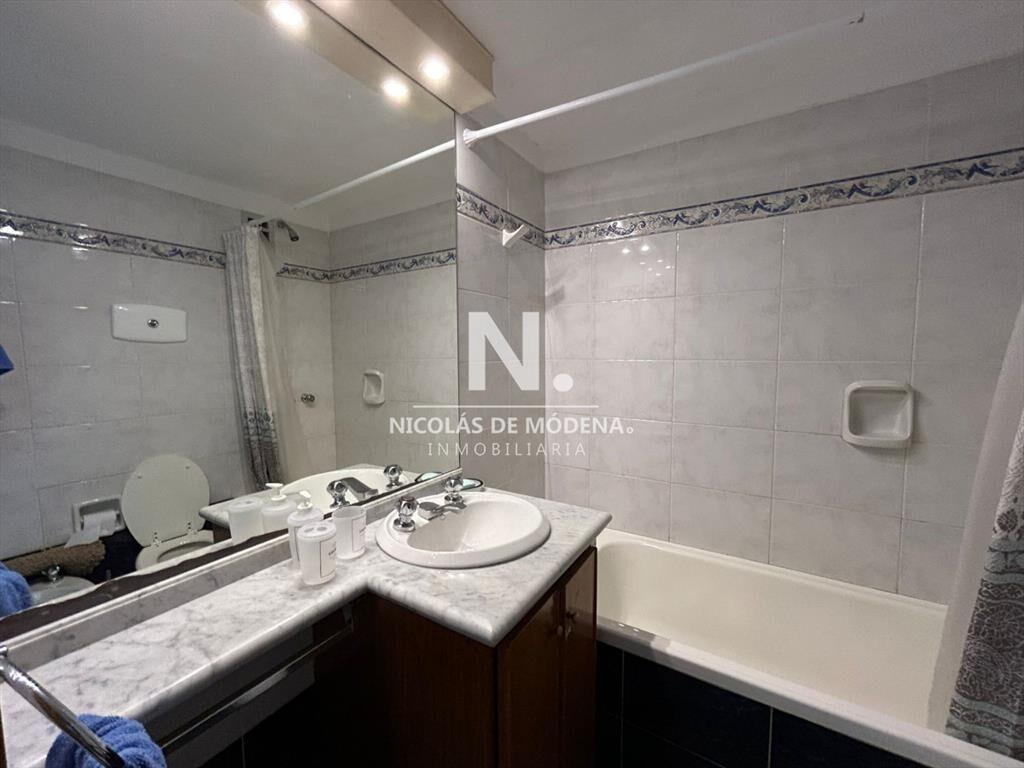 Vende apartamento frente al mar de 3 dormitorios
