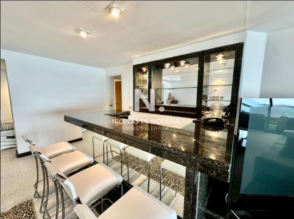 Vende apartamento de 3 dormitorios, con vista al