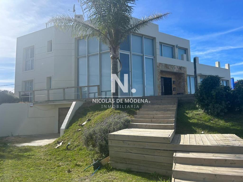 Vende casa tipo cabaña de 3 dormitorios en el