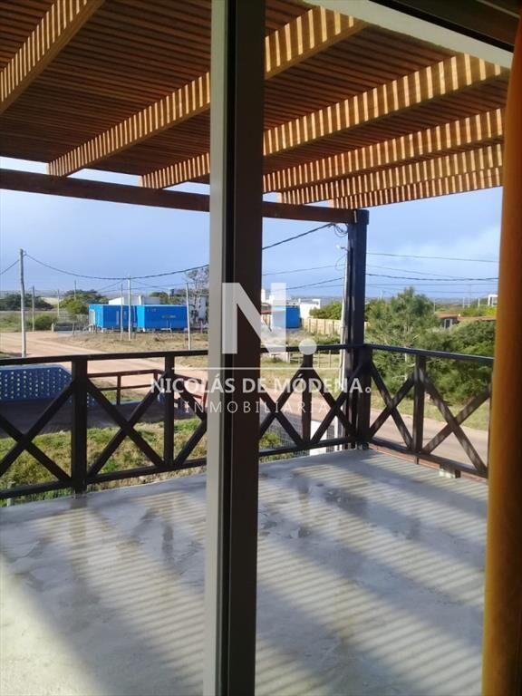 Casa de Cuatro Dormitorios en Manantiales - Venta
