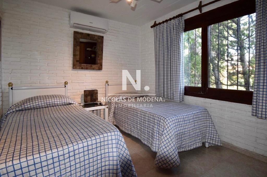 Casa en Playa Mansa de Cuatro Dormitorios en Alquiler Punta
