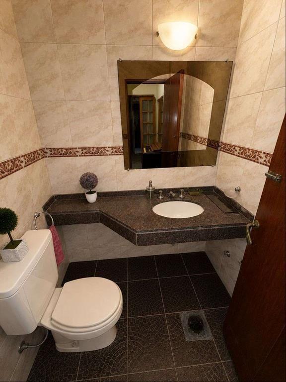 CASA EN ALQUILER POCITOS, REQUIERE REPARACIONES