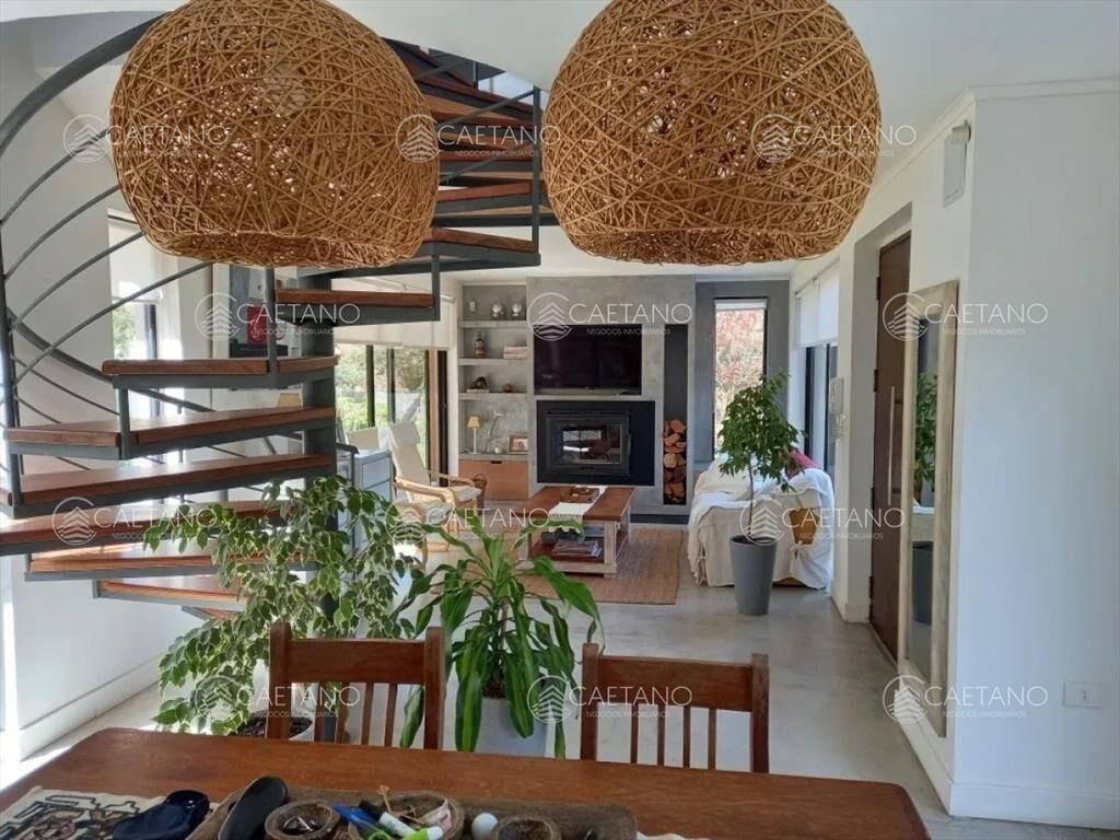 Moderna casa de dos plantas en San Rafael