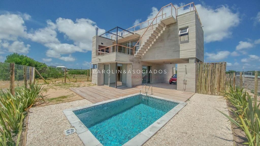 Casa en venta de 3 dormitorios en frente al mar de La Juani