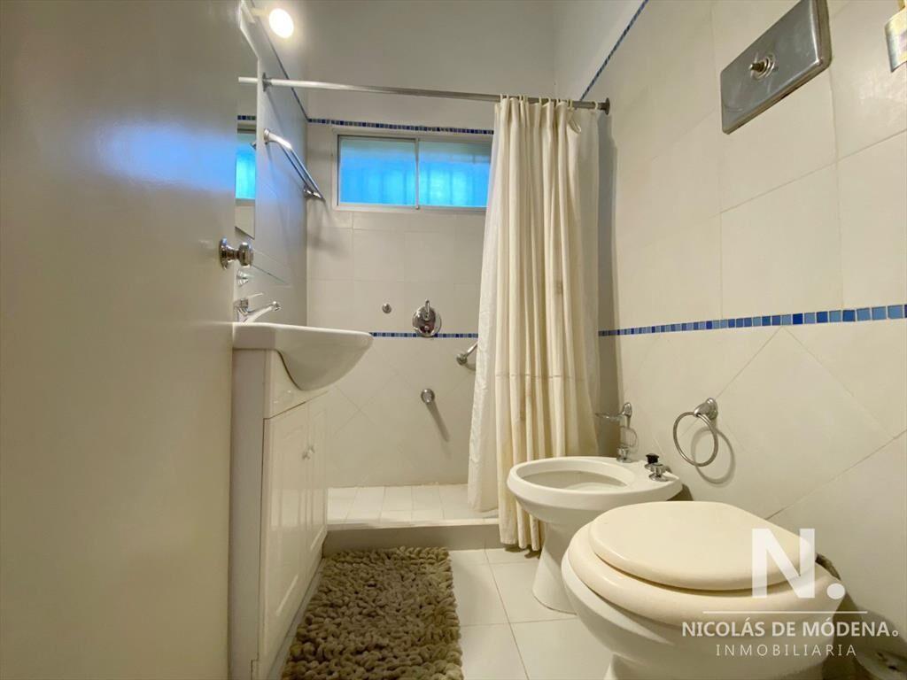 CASA EN VENTA DE 6 DORMITORIOS, PINARES PUNTA DEL ESTE