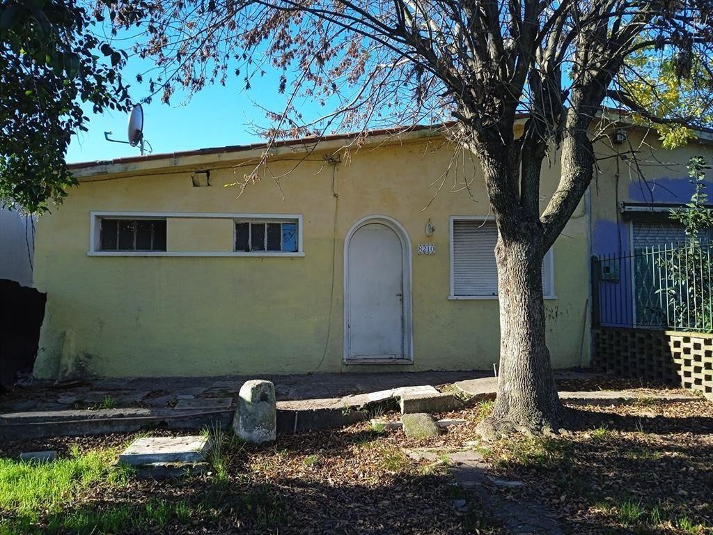 Casa y dos apartamentos, todos alquilados, ideal para renta.
