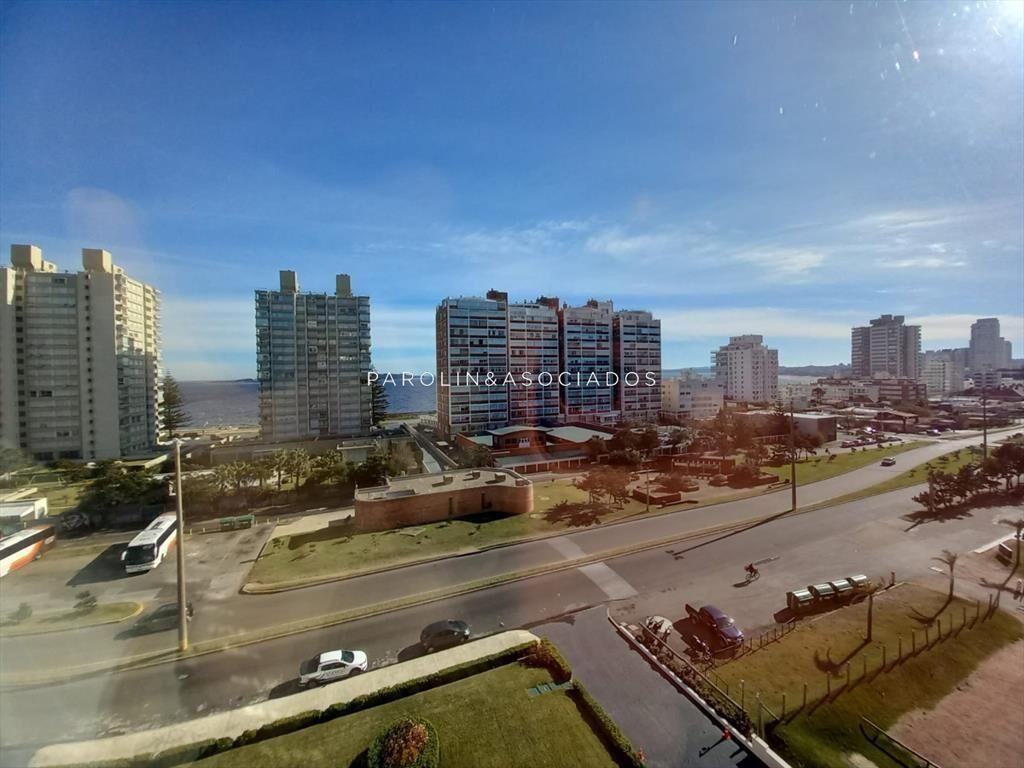 Apartamento de 2 dormitorios en Torre Imperiale, Punta del