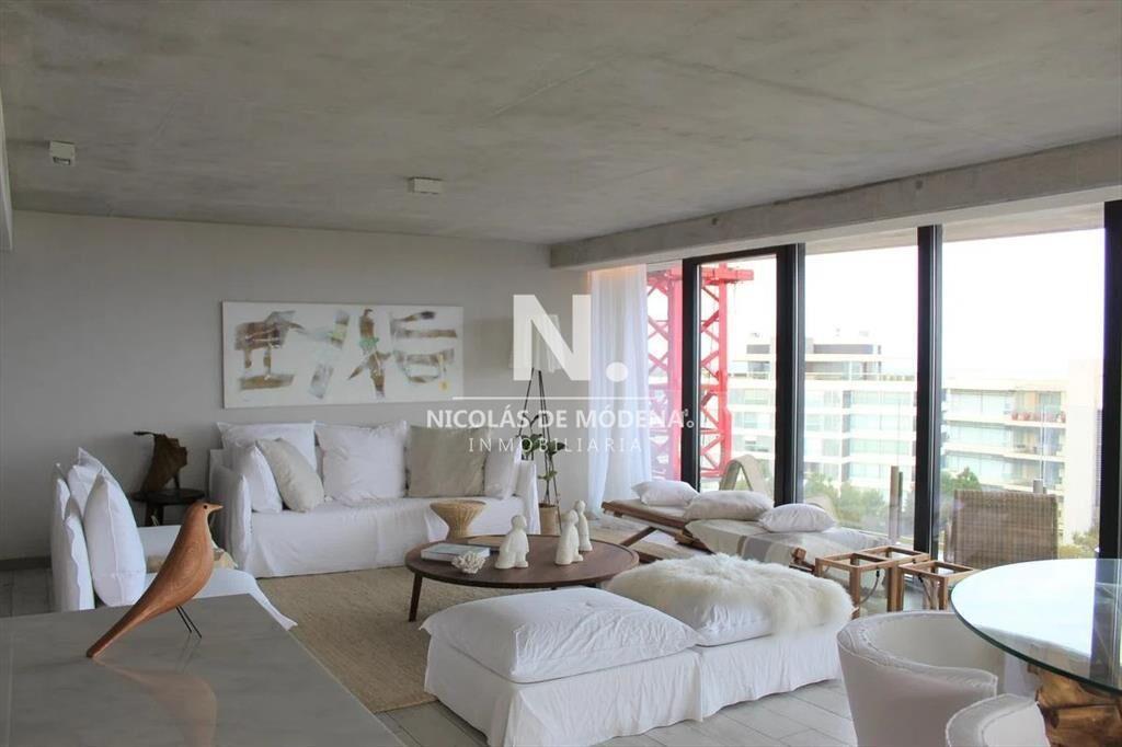 Vende apartamento de 2 dormitorios en Punta del