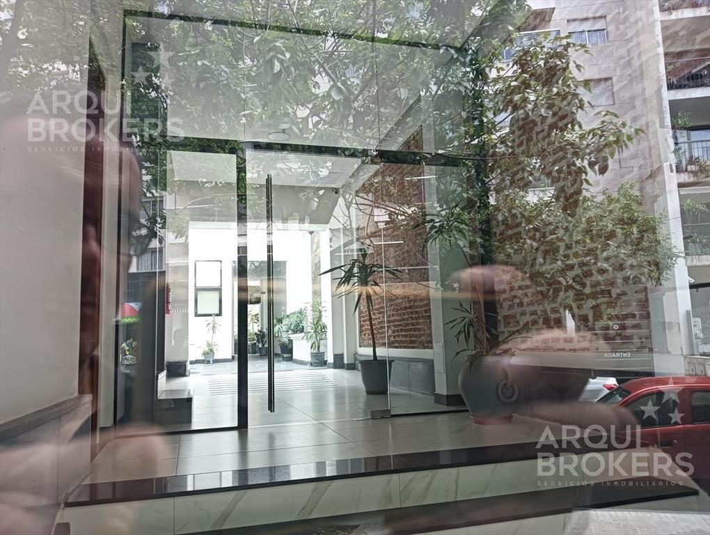 Local comercial en alquiler en Pocitos  con terraza y coche