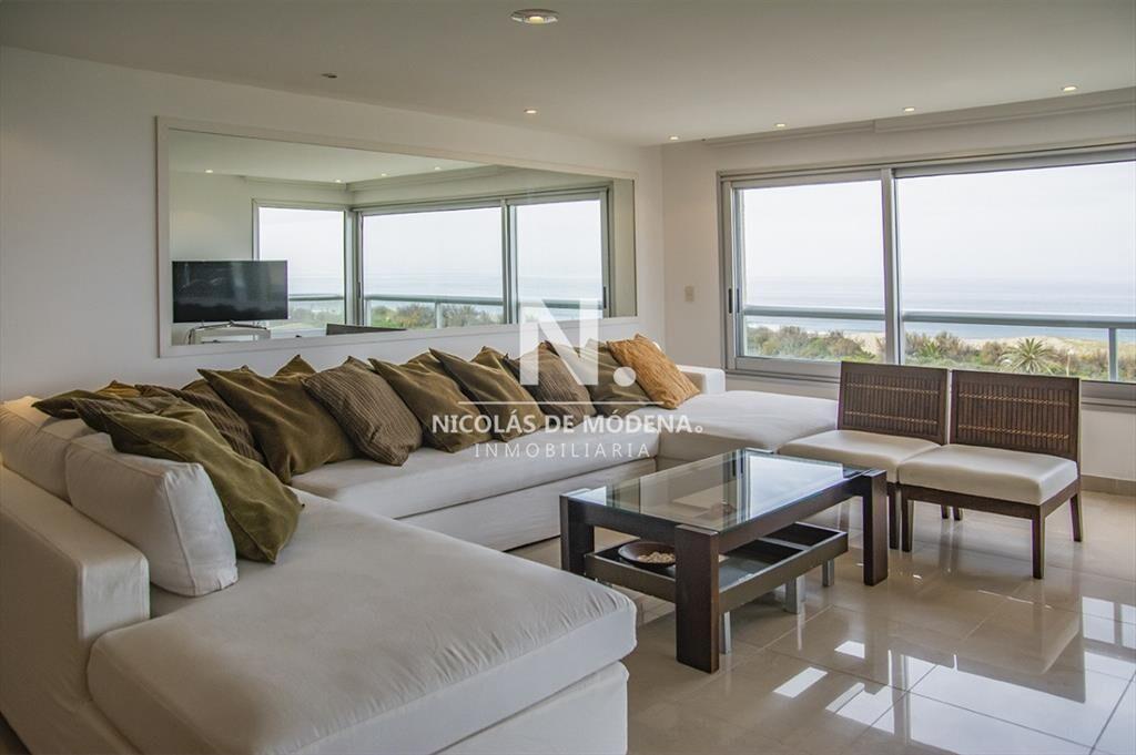 Departamento frente a Playa Brava en venta. 3