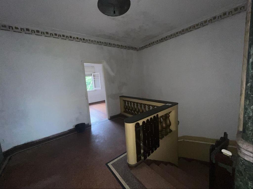 Local comercial + casa de altos sobre Gral Flores
