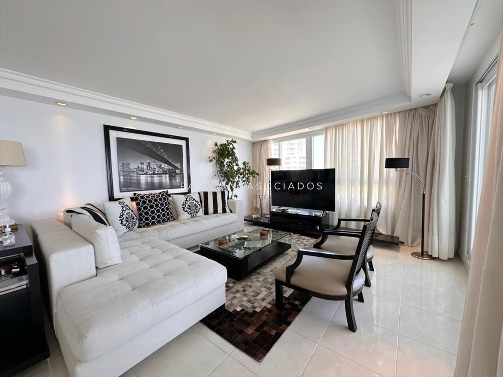 Apartamento de 3 dormitorios en suite en edificio