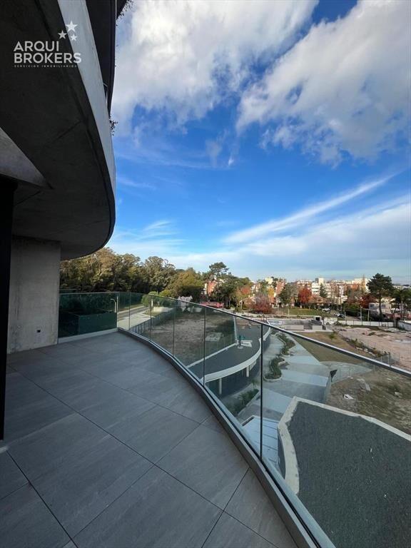 Apartamento de tres dormitorios en alquiler en Parque Roose