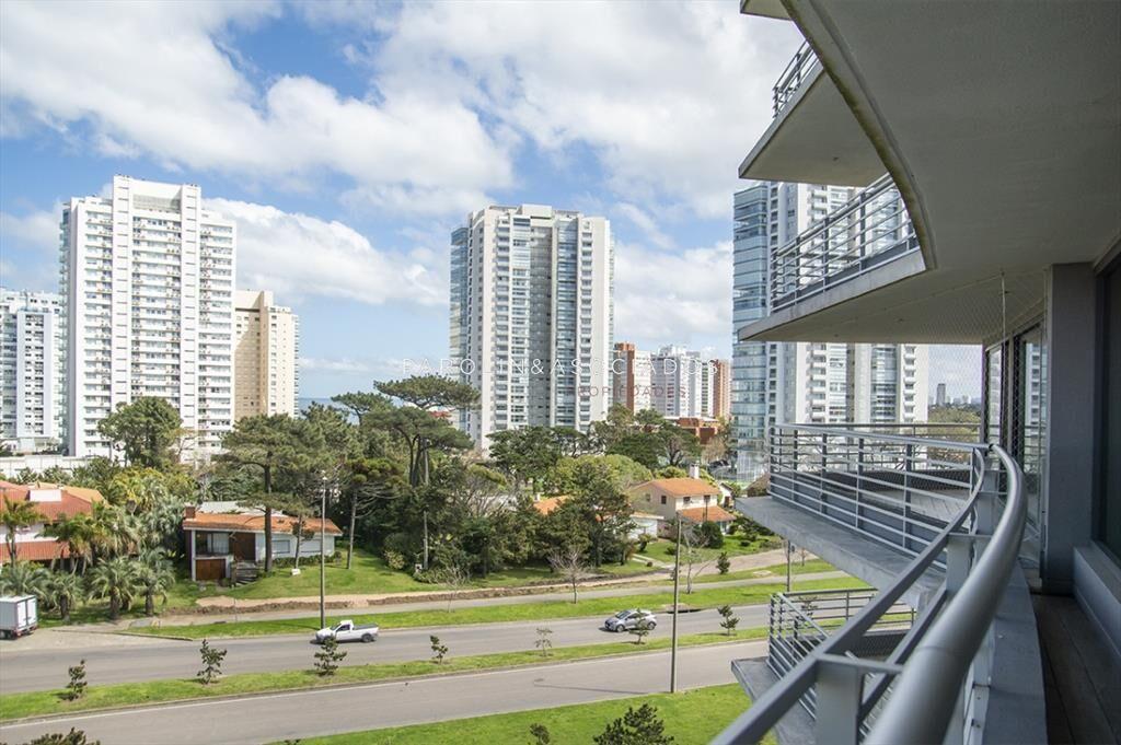 Hermoso apartamento en venta en Alexander Boulevard, Punta