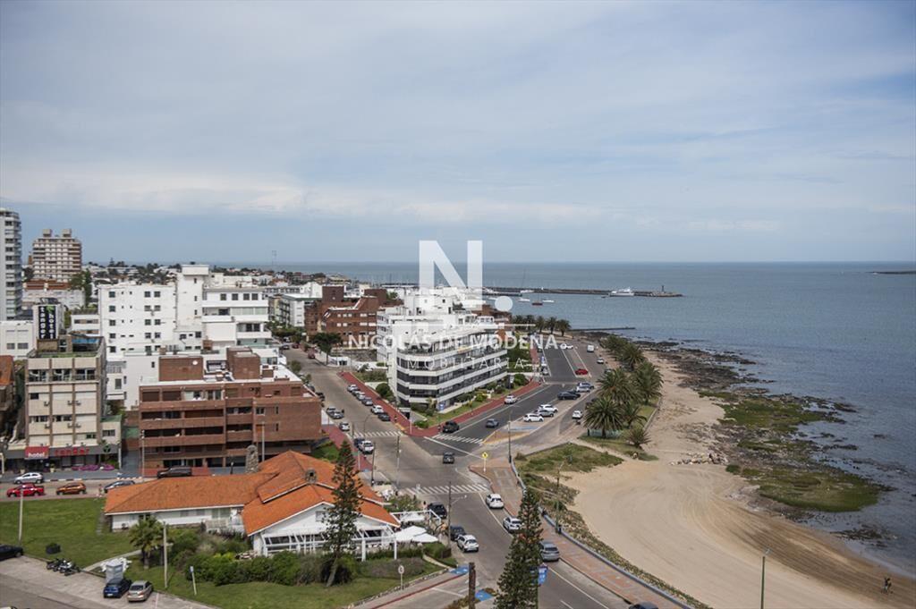 Departamento en iconica torre, frente al mar, 3