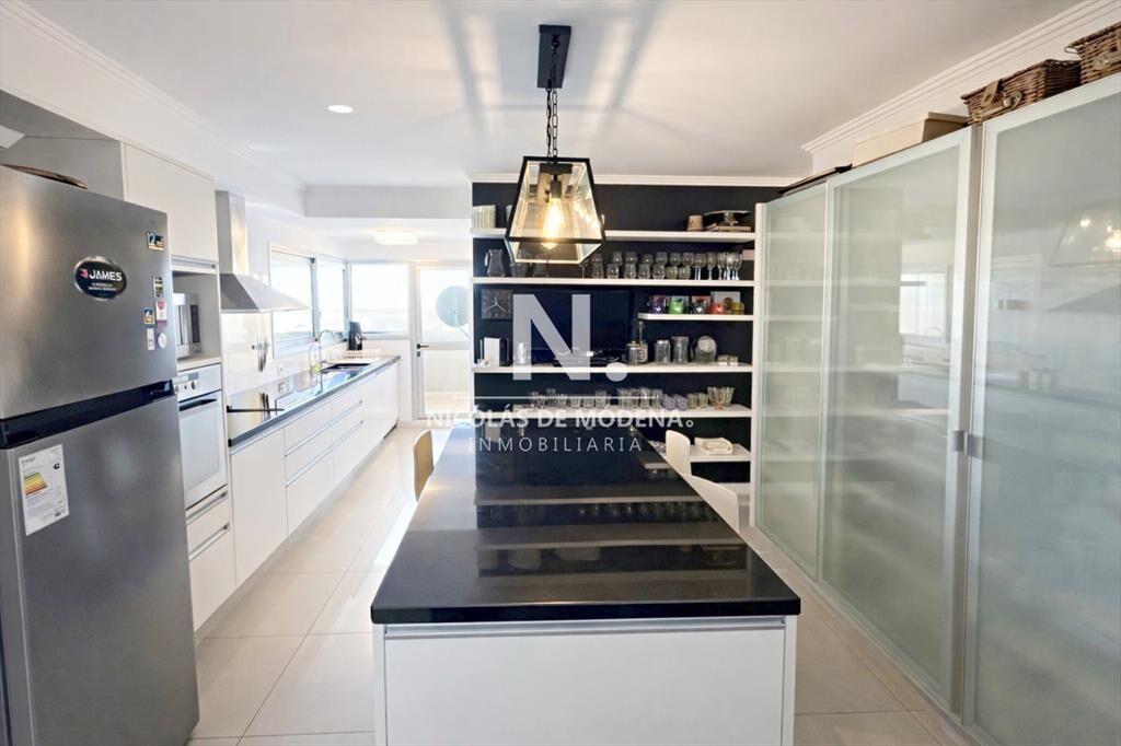 Apartamento de 3 dormitorios en venta en Playa
