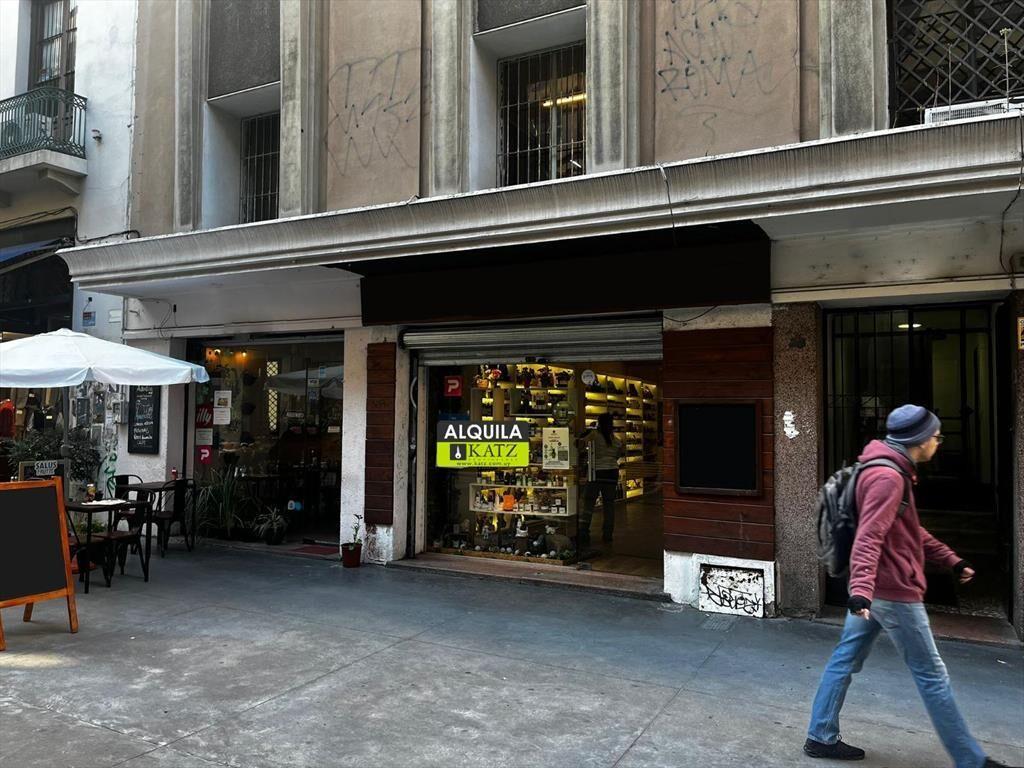 Sarandi esq Misiones, salon + deposito, 100 m2, con renta!!