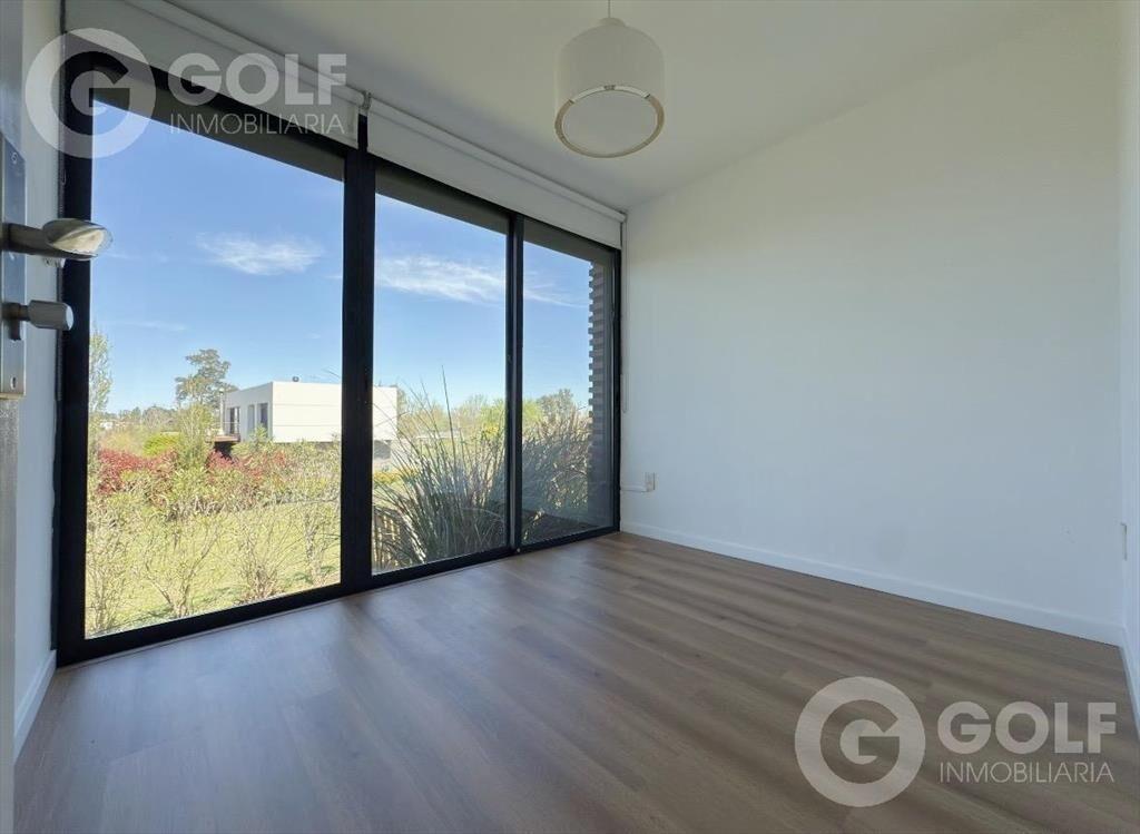 Venta de Casa de 3 dormitorios y servicio en Altos de la T