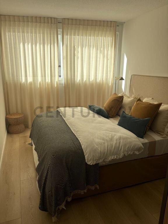 Apartamento con terraza al frente de 2 dormitorios a estr...
