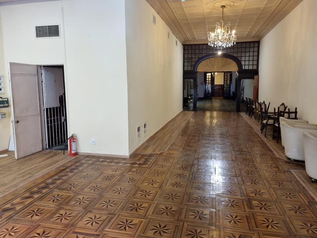 local - Peatonal Sarandi y Bartolome Mitre , 8 mts de frent